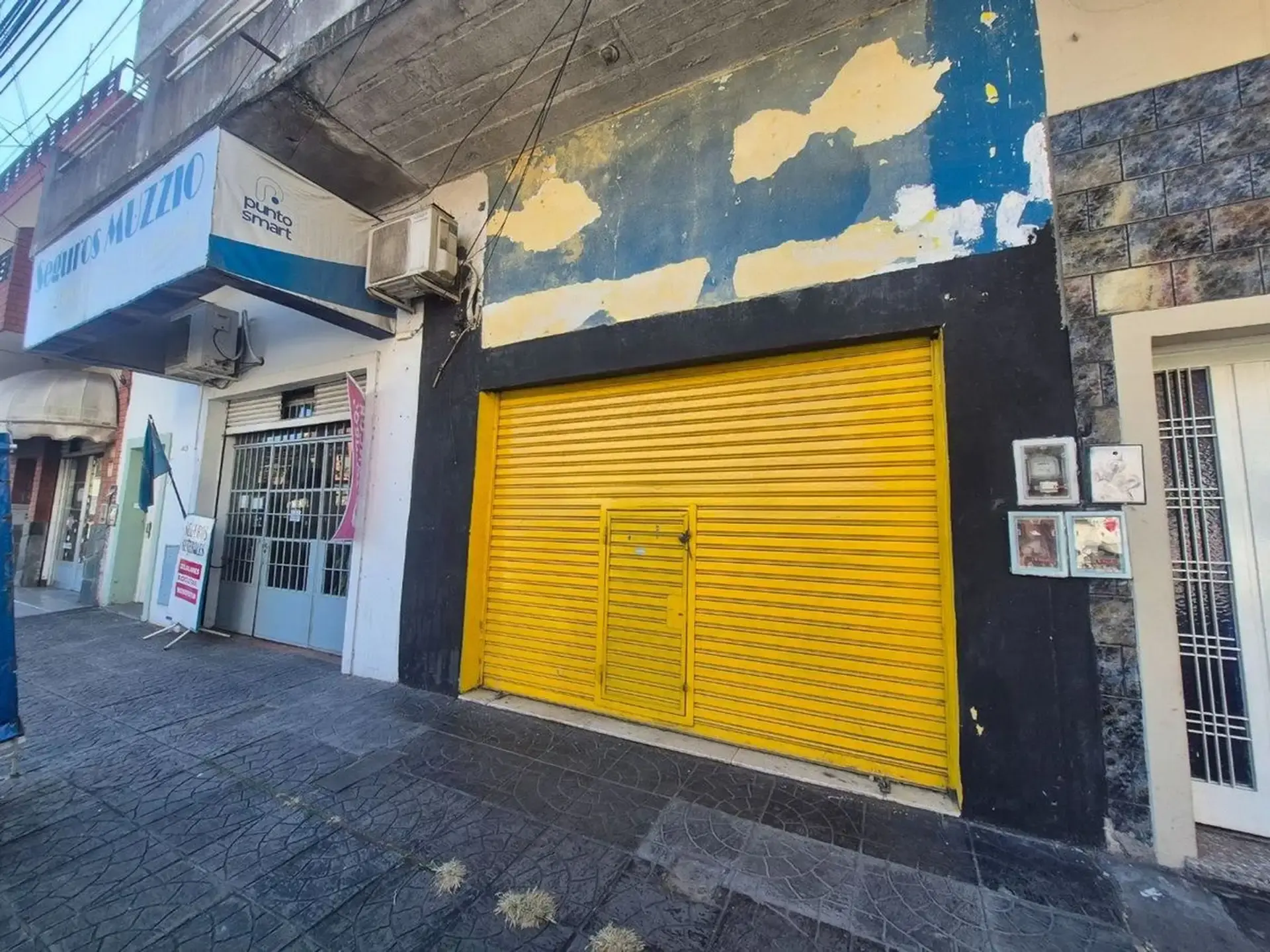 La fachada de GERLYN en Caseros, con su persiana amarilla
